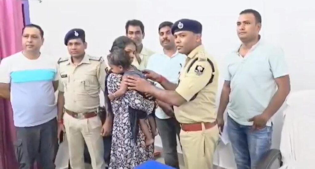 पुलिस दबिश के कारण अपहृत बच्चे को रेलवे स्टेशन पर छोड़कर भागे अपहर्ता