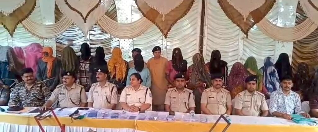 देश का सबसे बड़ा चोर गिरोह पुलिस की गिरफ्त में ; महिलाएं करती थी रेकी और पुरुष रात में गुलेल से पता लगाते थे खाली घर का पता