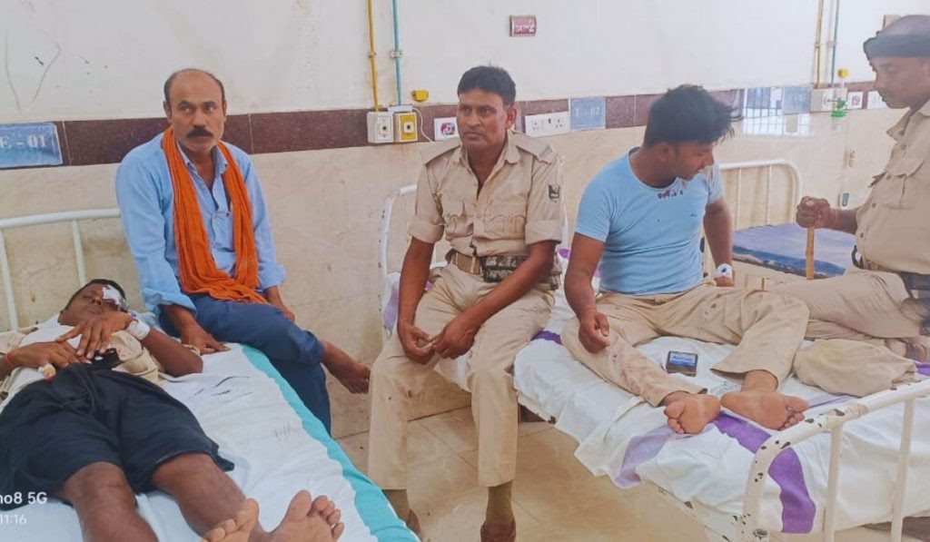 शराब माफियाओं ने बिहार पुलिस को लाठी-डंडों से दौड़ाकर पीटा ; जब्त शराब भी छीनकर भागे