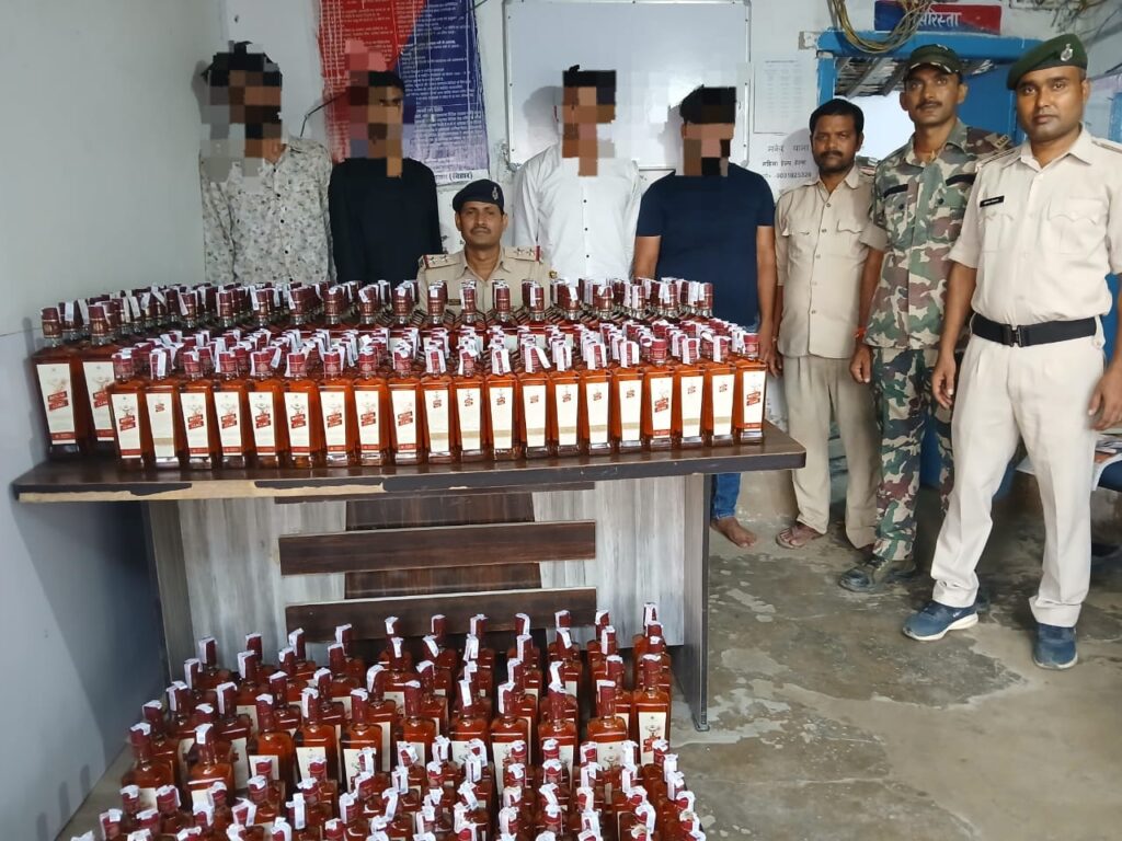 रेवा घाट पुल से भारी मात्रा में विदेशी शराब के साथ चार कारोबारी गिरफ्तार ; दो चार चक्का वाहन भी बरामद