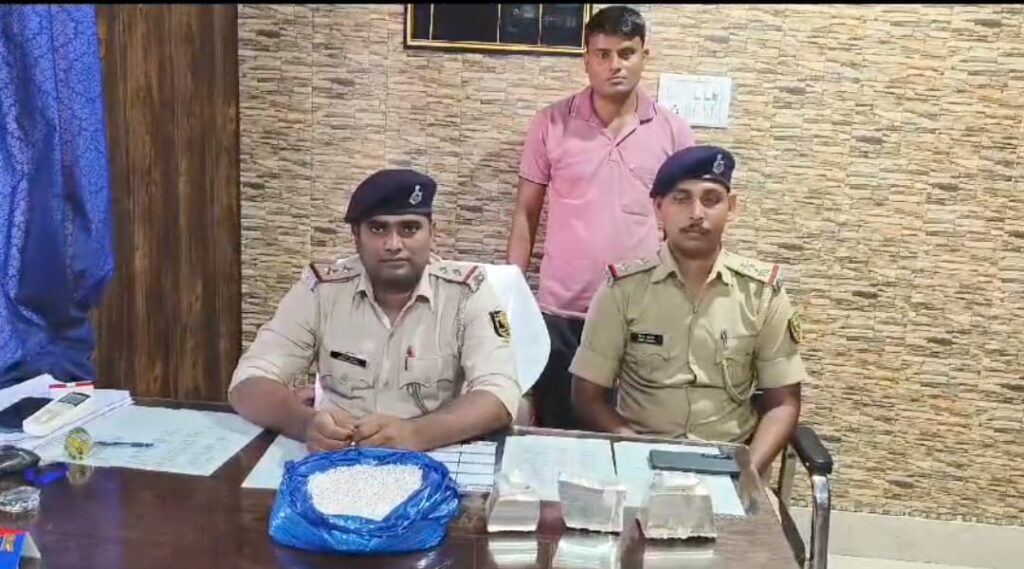 14.6 किलोग्राम चांदी के साथ एक व्यक्ति गिरफ्तार; पूछताछ जारी