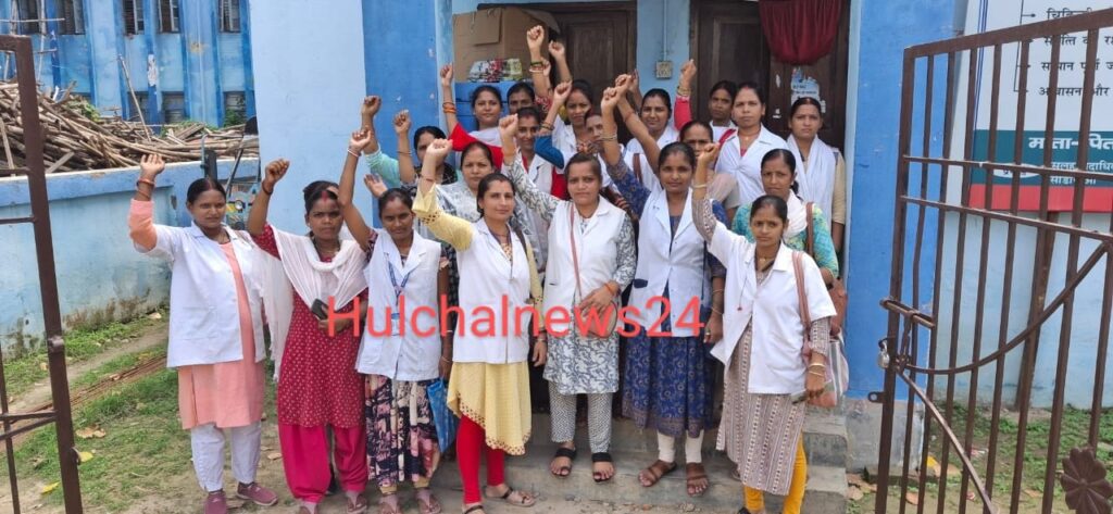 संविदा पर नियुक्त एएनएम कर्मियों ने शहरी स्वास्थ्य केंद्र समेत अस्पताल के मॉडल इम्यूनाइजेशन सेंटर पर भी प्रदर्शन कर कार्य किया बाधित