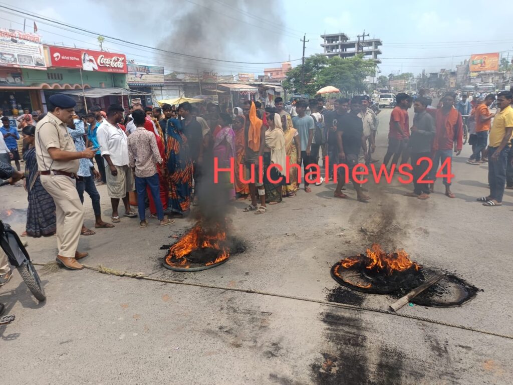 किशोर की बरामदगी को लेकर आक्रोशित लोगों ने शहर के साढा ढाला ओवर ब्रिज को जाम कर किया घंटे भर प्रदर्शन ; पहुंची दो थानों की पुलिस