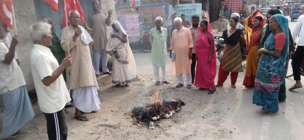 बढ़ती महंगाई के खिलाफ भाकपा ने प्रतिरोध मार्च निकाल फूंका पीएम का पुतला
