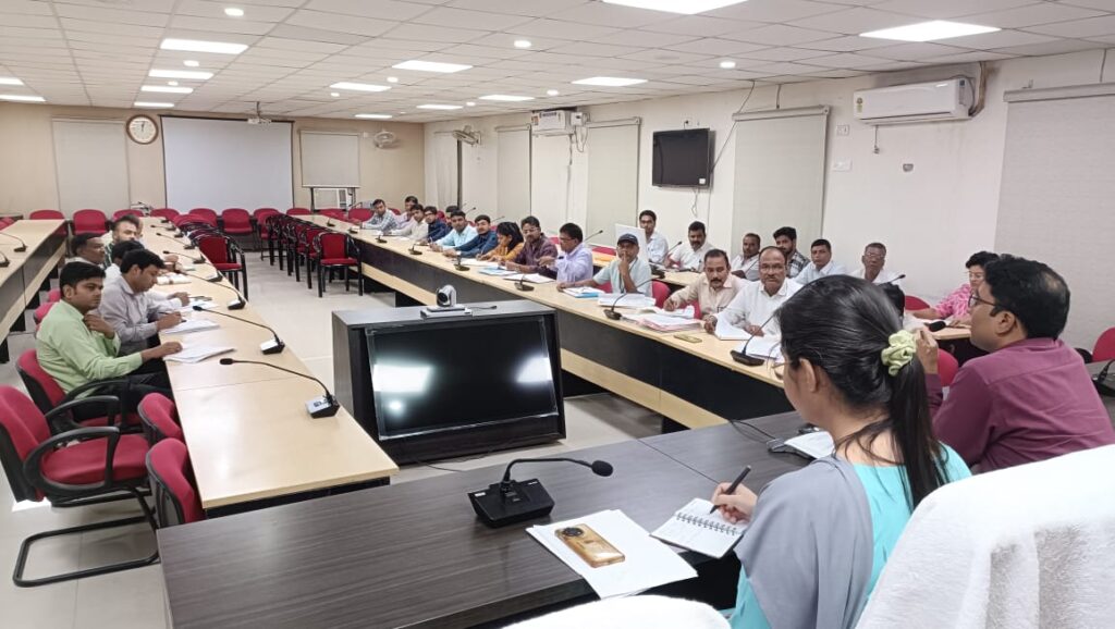 सभी सरकारी विद्यालयों को सुविधायुक्त बनाने के लिये आधारभूत संरचनाओं का प्राथमिकता से होगा निर्माण : जिलाधिकारी