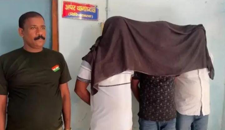 अवैध वसूली करने के मामले में दो सिपाही एवं एक डॉक्टर को पुलिस ने गिरफ्तार कर भेजा जेल