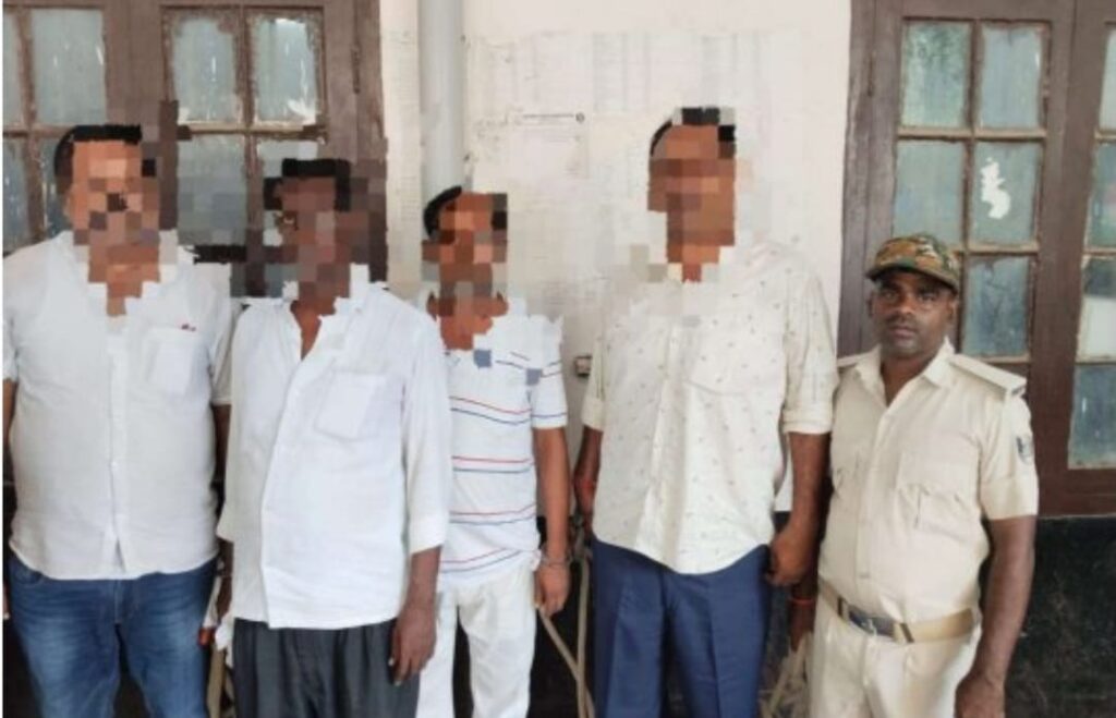 जुए के अड्डे पर छापेमारी कर पुलिस ने चार जुआरियों को 22332 रूपये के साथ किया गिरफ्तार