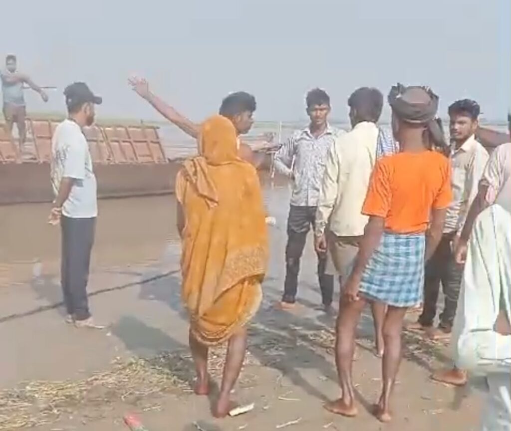 15 शिक्षकों से भरी नाव पलटी ; नाविकों ने सभी को बचाया