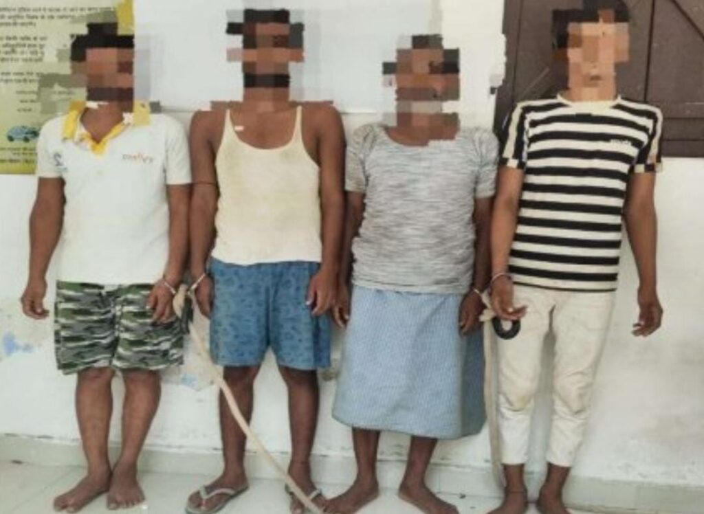 विवाद सुलझाने गई पुलिसकर्मियों पर हमला और पिस्टल छीनने के आरोप में चार लोग गिरफ्तार