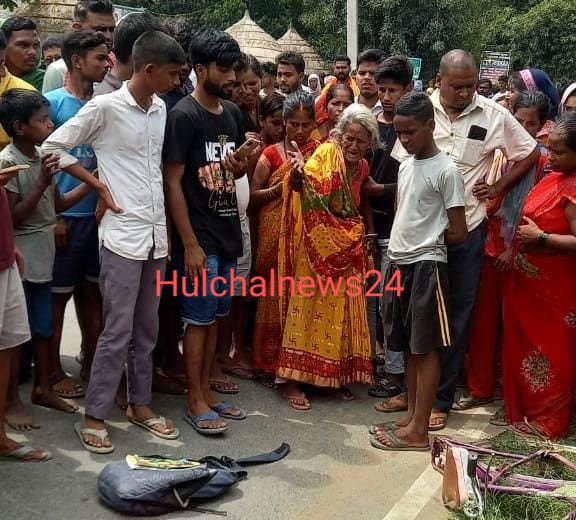 अनियंत्रित ट्रक की चपेट में आने से साइकिल सवार छात्रा की मौत के बाद आक्रोशित लोगों ने सड़क जाम कर किया हंगामा