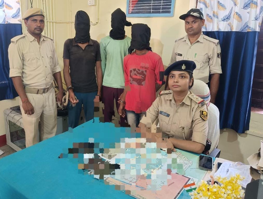 लूट कांड का सफल उद्भेदन कर पुलिस ने 03 अपराधियों को दो कट्टा एवं गोली के साथ किया गिरफ्तार
