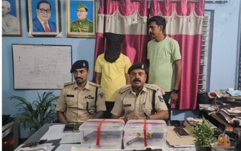 देसी कट्टा और थ्रनेट के साथ आरोपी गिरफ्तार ; हथियार तस्कर गिरफ्तार ; मुख्य सप्लायर फरार