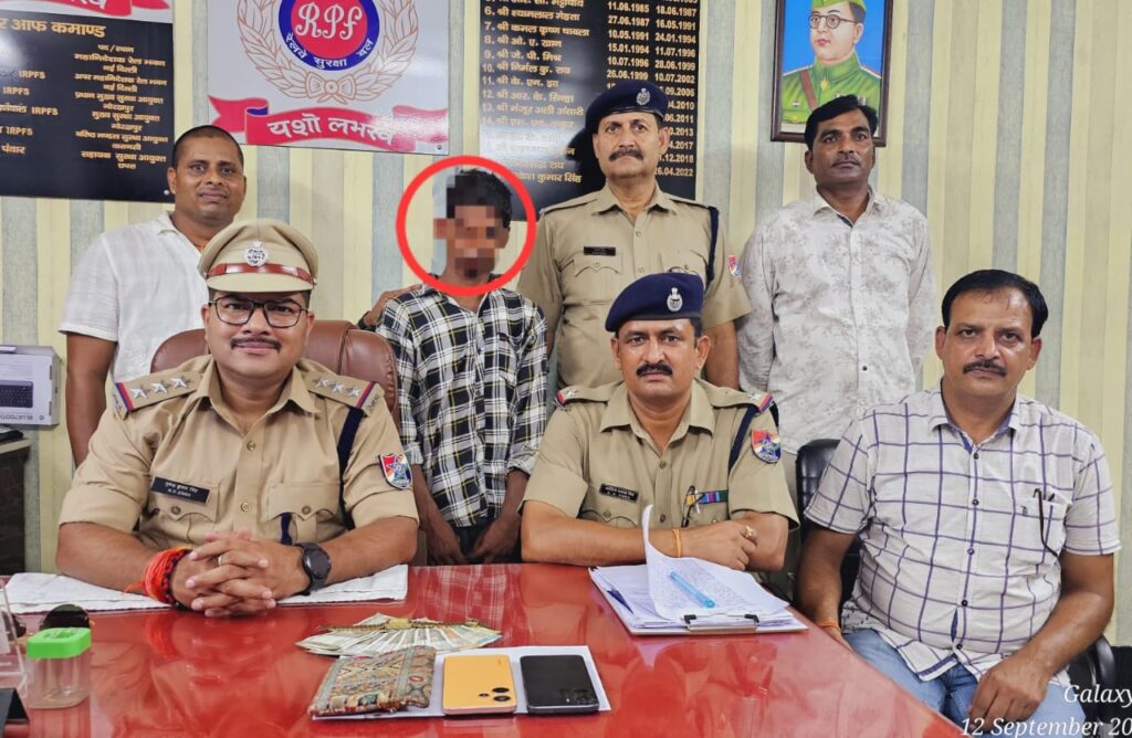 छपरा जंक्शन पर महिला यात्री का सामान चोरी करने वाले शातिर चोर को पुलिस ने गिरफ्तार कर चोरी का माल किया बरामद