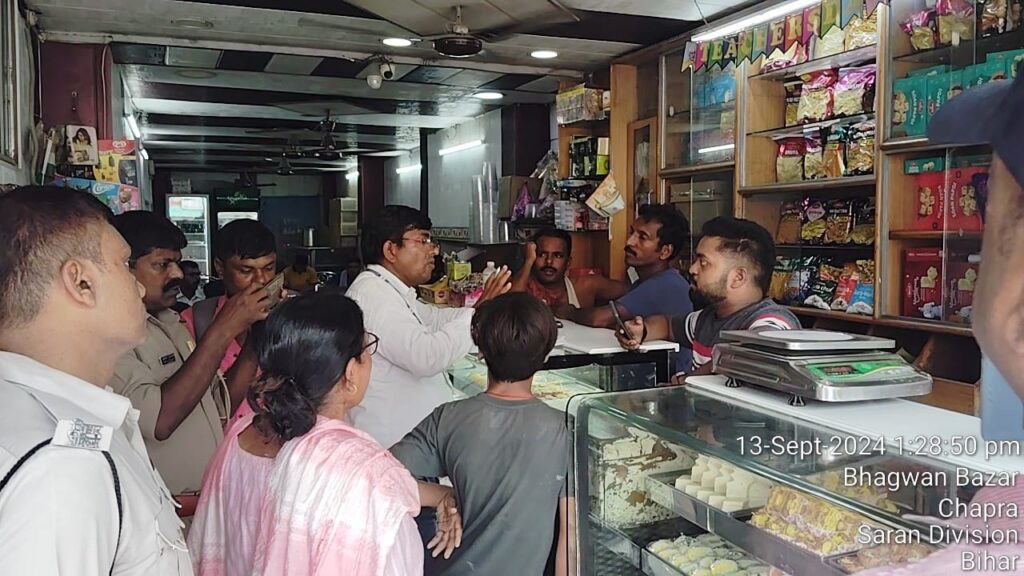 बाल श्रम के खिलाफ धावा दल ने छापेमारी कर चार बाल श्रमिकों को कराया मुक्त ; चाय- नास्ते की दुकानो में मचा हड़कंप