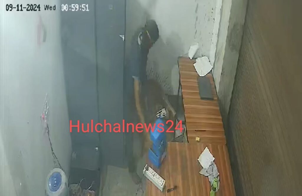 किसकी मिली भगत से हुई कोरियर कंपनी में चोरी ; चाबी लेकर पहुंचे चोर की तस्वीर हुई सीसीटीवी में कैद