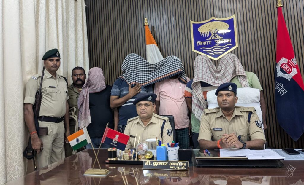 अवैध बालू लदे वाहनों का पासिंग कराने वाले पांच सदस्यों को पुलिस ने किया गिरफ्तार ; 12 ट्रक, 04 ट्रैक्टर के साथ 06 कारोबारी भी गिरफ्तार