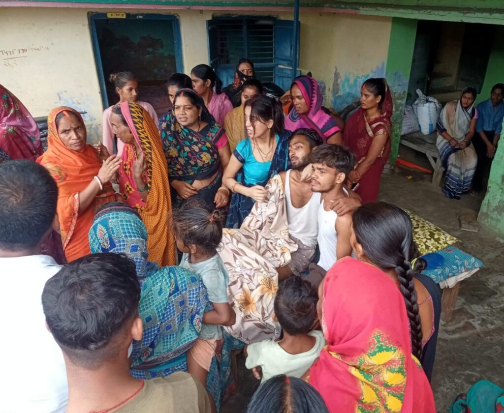 मुख्यमंत्री आगमन के दौरान तोरण द्वार बनाते समय बस की चपेट में आने से गंभीर रूप से घायल एक मजदूर की उपचार के दौरान मौत उसका भाई गंभीर