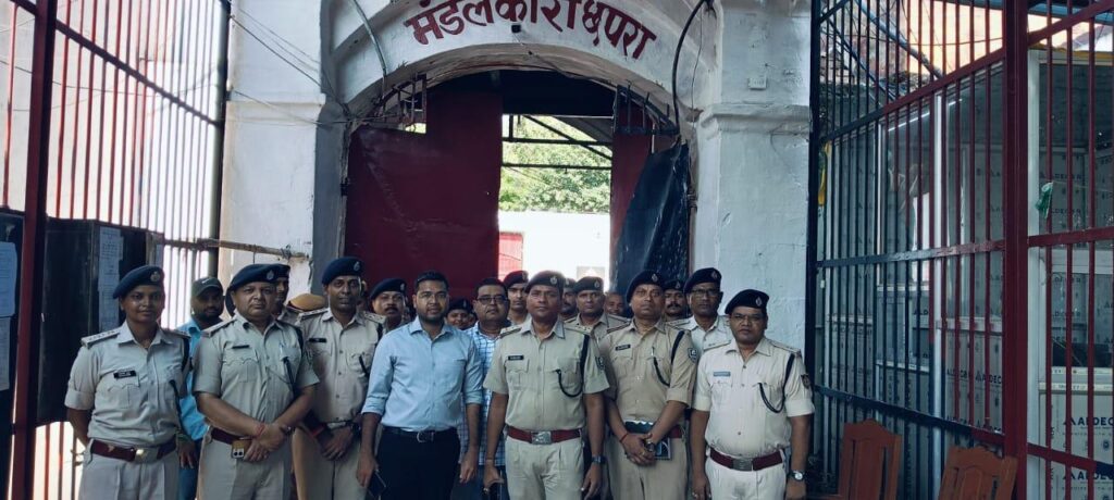 छपरा मंडल कारा में जिला प्रशासन ने की छापेमारी