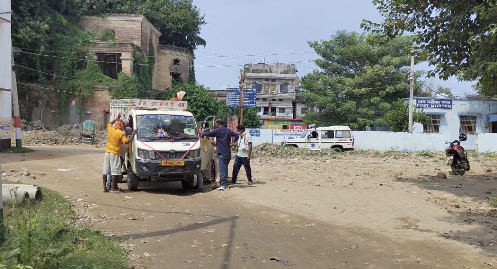 बाढ़ के पानी में डूबने से एक व्यक्ति की तो ताड़ के पेड़ से गिरकर दूसरे व्यक्ति की हुई मौत