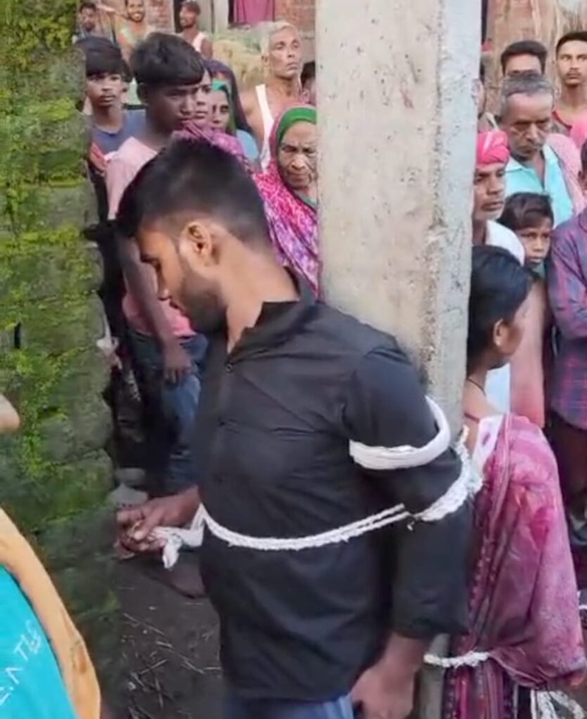 प्रेमी युगल को ग्रामीणों ने बिजली के खम्भे से बांध बनाया बंधक ; मौके पर पहुंची पुलिस तो…
