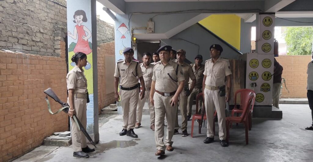 नाबालिक छात्रा से दुष्कर्म मामले में जांच के लिए पीड़ित बच्ची व परिवार को साथ लेकर विद्यालय पहुंचे डीएसपी