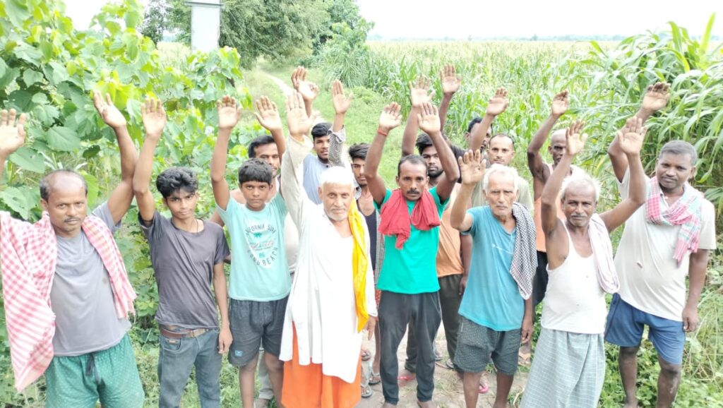 सड़क निर्माण को लेकर ग्रामीणों ने किया प्रदर्शन ; कहा गड्ढे में जलजमाव से पैदल चलना भी मुश्किल