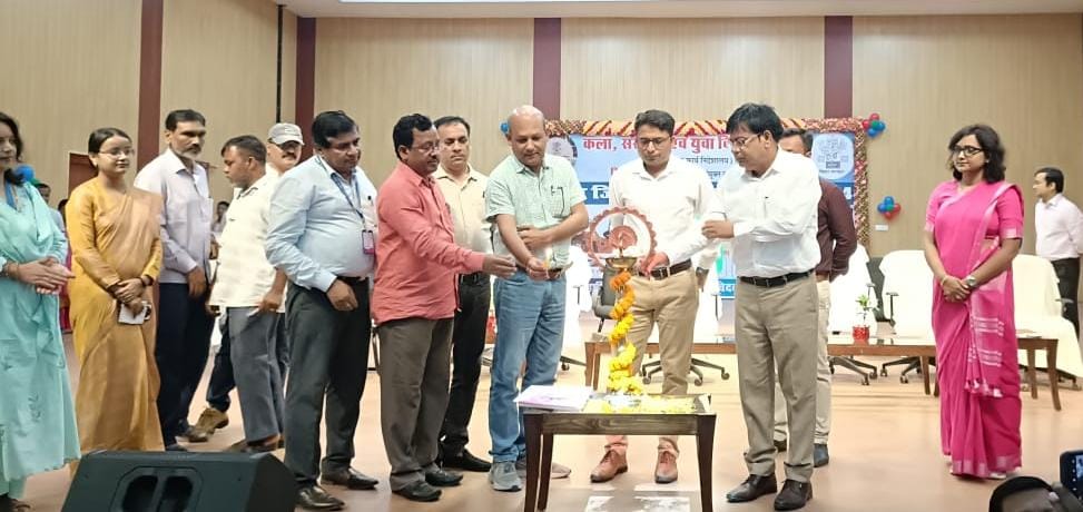 दो दिवसीय जिला स्तरीय युवा उत्सव-24 का जिलाधिकारी ने किया शुभारंभ ; 11 विभिन्न विधाओं में युवा कलाकार ले रहे हैं भाग