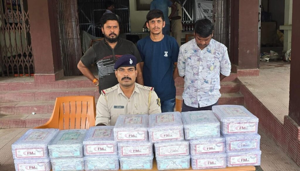कार के तहखाने से करीब 1.2 करोड़ का चांदी जब्त ; तीन हिरासत में