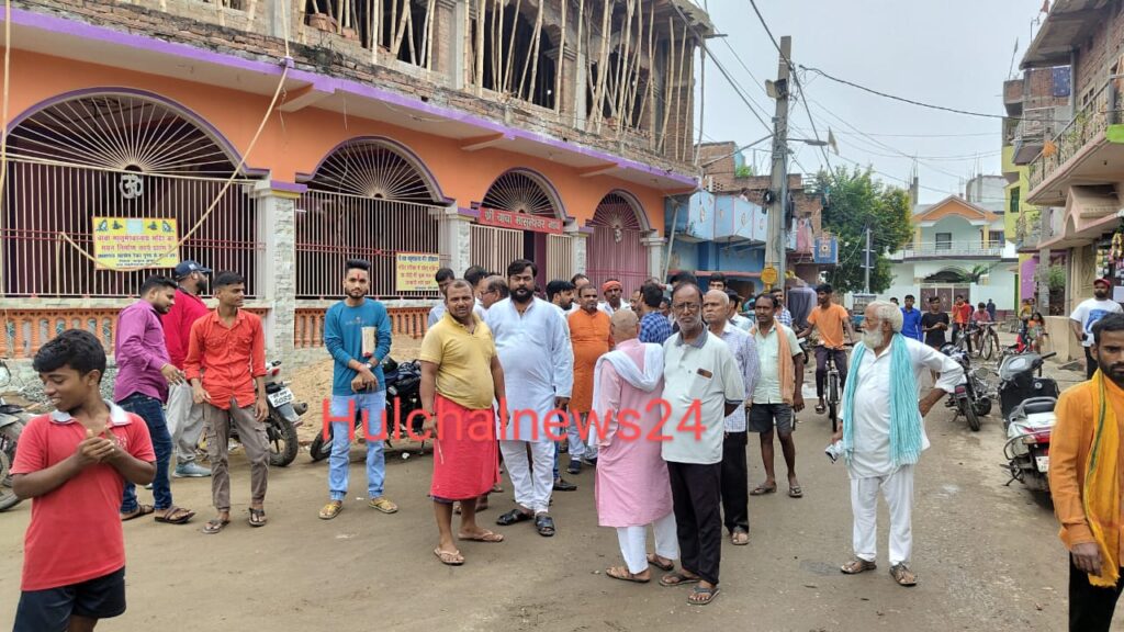 विवादित जमीन की घेराबंदी पर मोहल्लेवासियों ने किया विरोध ; विवाद के बाद रुका काम, महापौर ने कहा होगी जांच