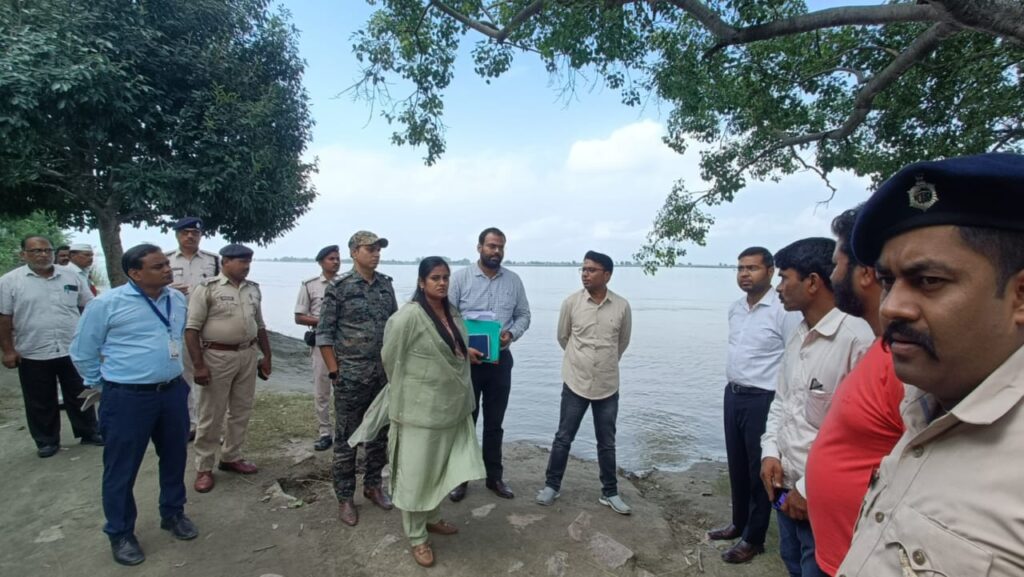 वाल्मीकि नगर बराज से छोड़े गए पानी के बाद डीएम ने सारण तटबंध व तटबंध से सटे गांवों का निरीक्षण कर दिया आवश्यक निर्देश