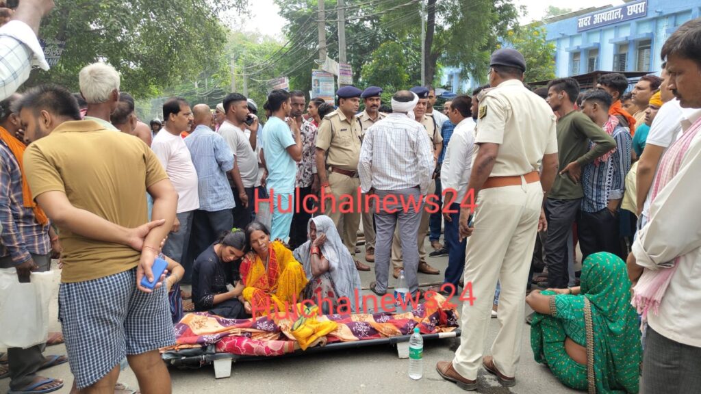 दहेज में बुलेट के लिए नवविवाहिता की मारपीट के बाद गला दबाकर हत्या ; अस्पताल के बाहर सड़क जाम कर परिजनों ने किया प्रदर्शन