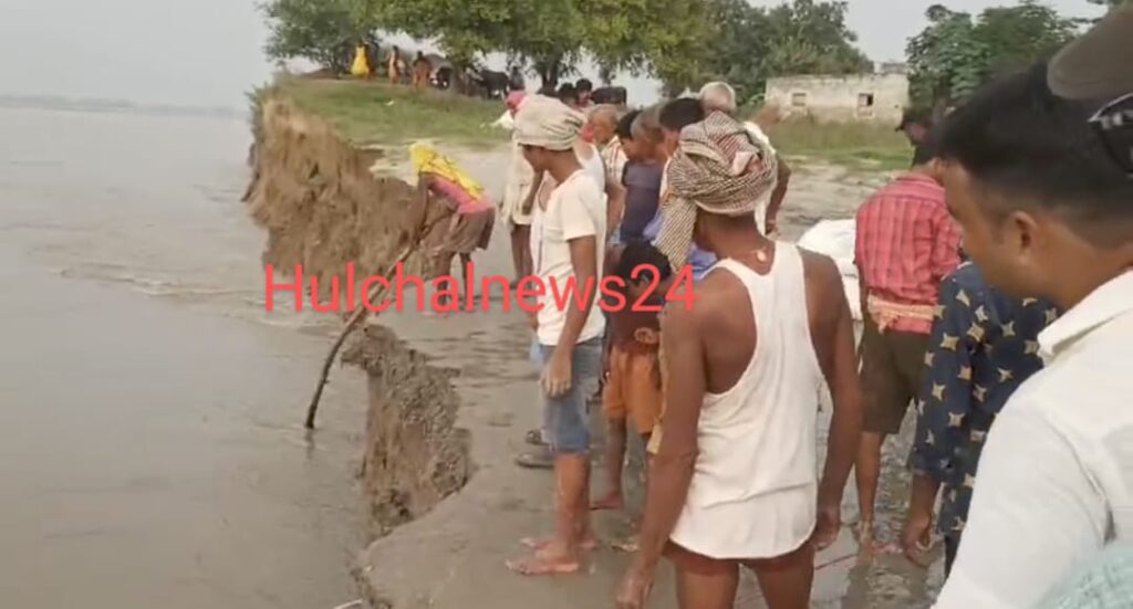 गंडक नदी के जलस्तर में वृद्धि होने के बाद 35 पंचायत बाढ़ की चपेट में ; कुछ गांवों के लोग करने लगे पलायन