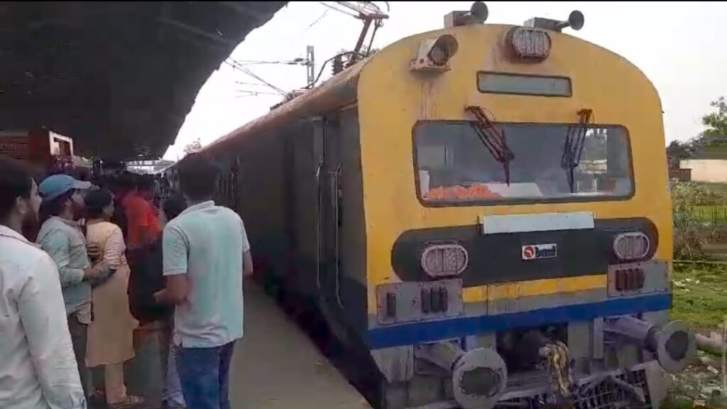 8 वर्ष की प्रतीक्षा के बाद पाटलिपुत्र छपरा के लिए पहली बार चली मेमू ट्रेन पर टाइमिंग को लेकर छपरा वासियों में आक्रोश व निराशा