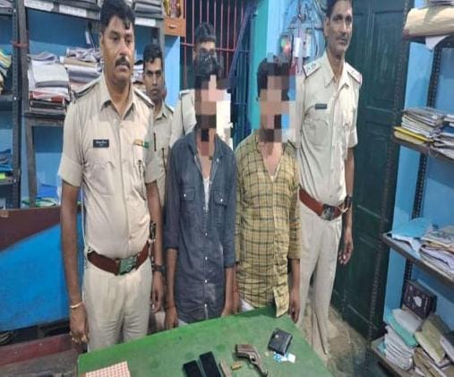 अपराध की योजना बना रहे तीन अपराधियों को पुलिस ने एक देसी पिस्टल के साथ किया गया गिरफ्तार