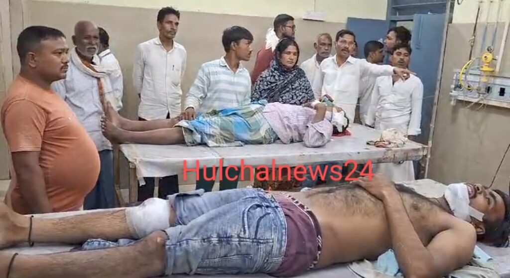 अनियंत्रित मैजिक वाहन की चपेट में आने से घर के बाहर बैठे दो युवक घायल ; मैजिक वाहन पकड़ लोगों ने चालक की कर दी धुनाई