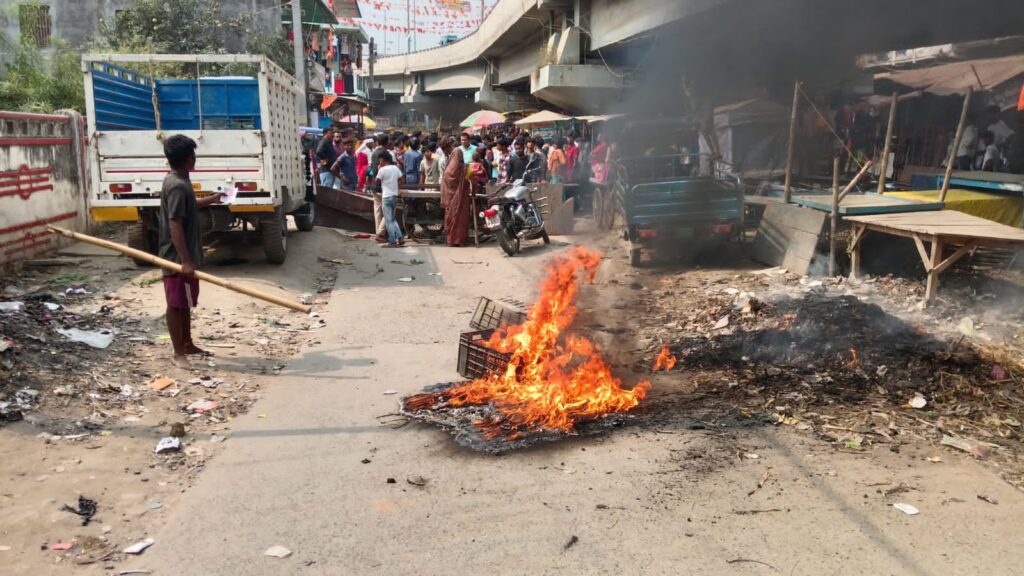 ढाई वर्षीय बच्चे का अपहरण ; आक्रोशित परिजनो ने ओवर ब्रिज के नीचे आगजनी कर सड़क पर टायर जला किया प्रदर्शन