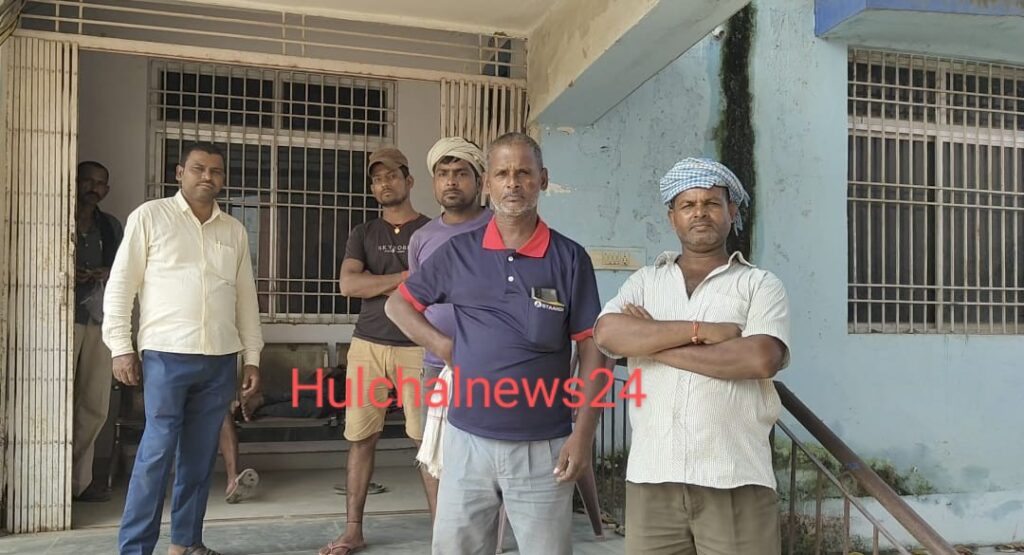 युवक को खोजने के क्रम में नदी तट पर मिला उसका एक चप्पल व दूसरा नदी में ; गोताखोरों ने निकाला नदी से शव