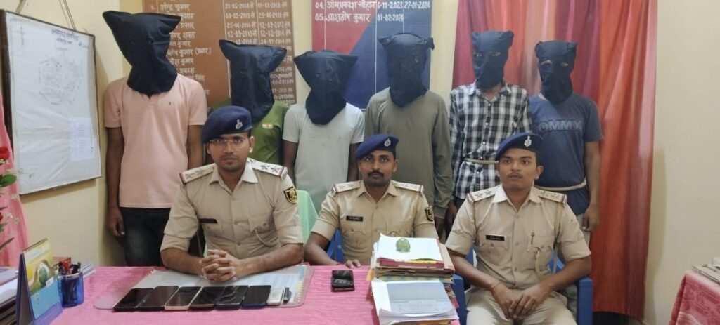लूट की घटना का सफल उद्भेदन कर 06  अपराधियों को लूटी गयी मोटरसाइकिल के साथ किया गया गिरफ्तार