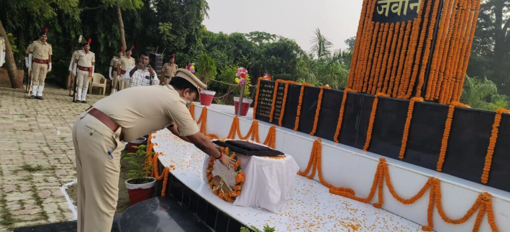 पुलिस संस्मरण दिवस पर पुलिस केंद्र में पुलिस के शहीद जवानों को दी गई शोक सलामी
