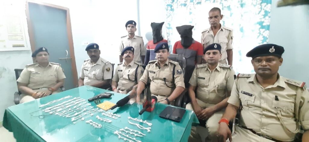 आभूषण दुकान लूट कांड मामले में 2 अपराधी को पुलिस ने लूटे गए आभूषण के साथ किया गया गिरफ्तार ; हथियार भी बरामद