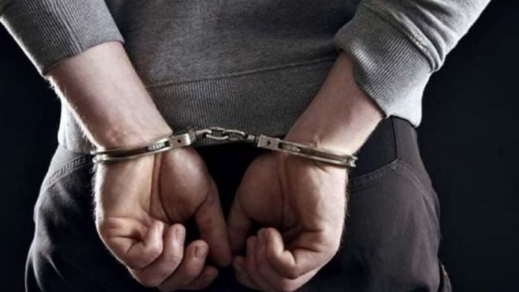 आईफोन के चक्कर में घर में ही करवा दी लूट ; तीन दोस्त समेत चार गिरफ्तार ; पिता ने दर्ज कराई प्राथमिकी