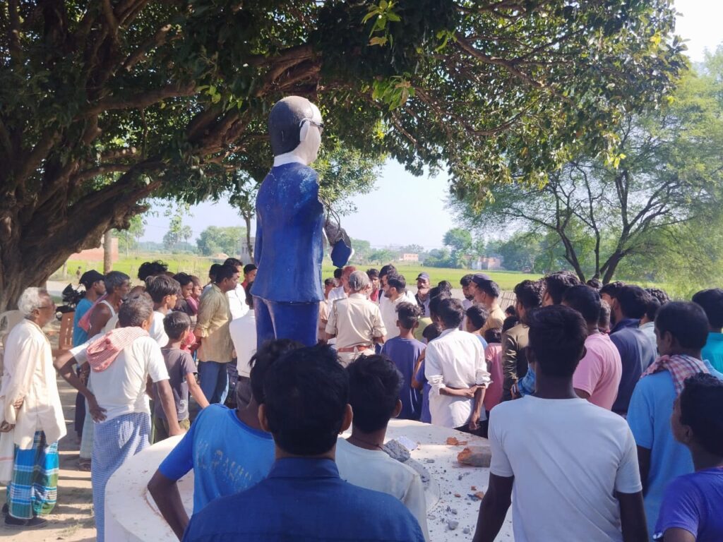असामाजिक तत्वों ने तोड़ी बाबा साहब की प्रतिमा ; ग्रामीणों में आक्रोश के बाद प्रशासन ने कराया रिपेयर