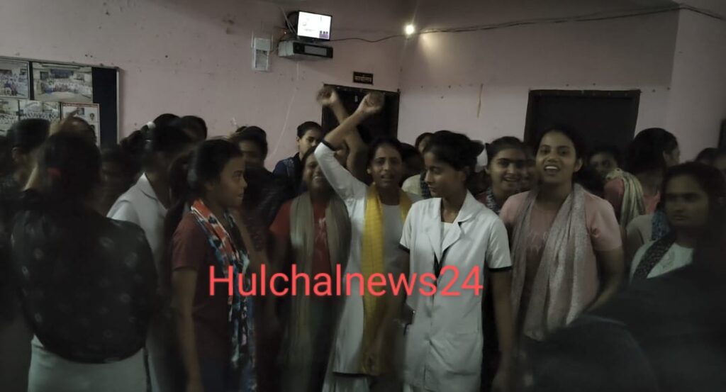 एएनएम स्कूल की छात्राओं ने जमकर किया हंगामा ; प्रिंसिपल एवं टीचर को हटाने की रखी मांग ; कहा उन्हें किया जा रहा है बेवजह परेशान