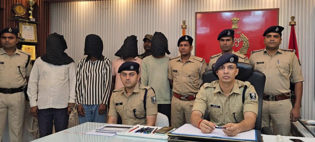 खाद दुकानदार पर फायरिंग मामले में चार अन्य अभियुक्त गिरफ्तार ; एक अपराधी को भीड़ ने पीट कर मौत के घाट उतारा था