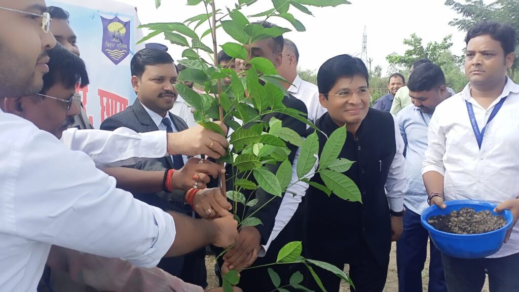 “एक पेड़ मां के नाम” कार्यक्रम के तहत डालसा ने जेपीयू में पौधारोपण कर संपूर्ण जिला में एक लाख पेड़ लगाने का किया आगाज