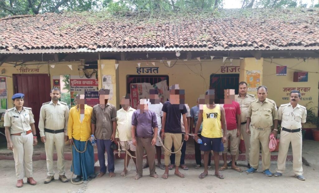 जुआ खेलते हुए नौ जुआरिओं को पुलिस ने 17190 रूपये व 05 मोबाइल के साथ किया गिरफ्तार