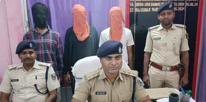 अपराध की योजना बनाते तीन अपराधियों को पुलिस ने किया गिरफ्तार ; हथियार व जिन्दा कारतूस बरामद