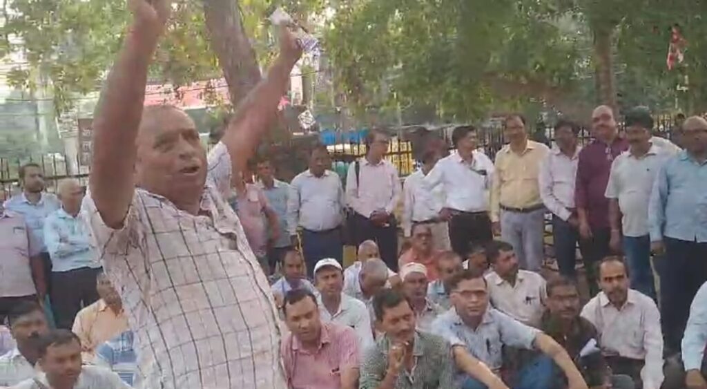 एलआईसी अभिकर्ताओं का धरना-प्रदर्शन 28वें दिन भी जारी ; मांगो के लिए कार्यालय कैंपस में धरना पर बैठे रहे एजेंट
