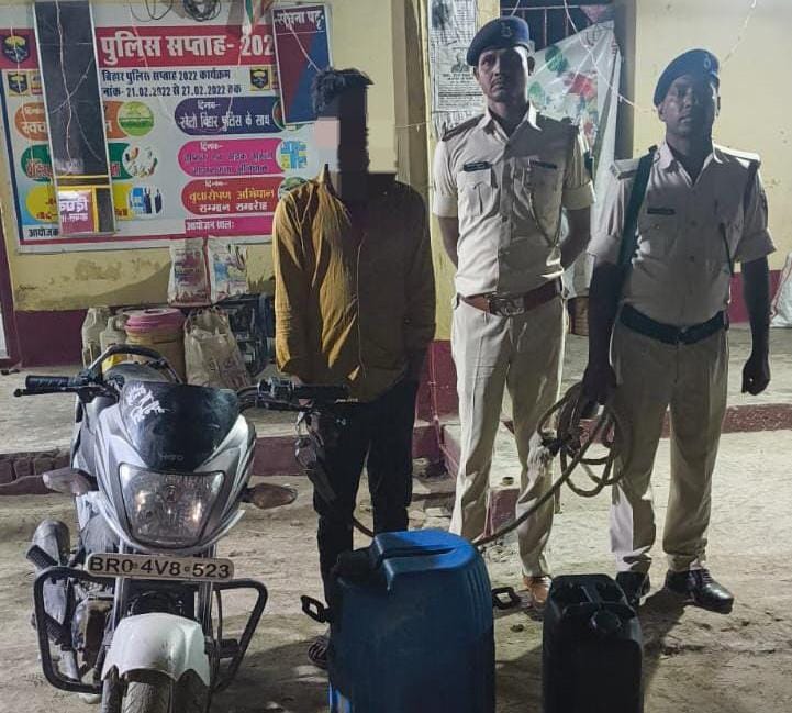डीजल चोरी करते एक चोर को चोरी की मोटरसाइकिल के साथ रंगे हाथ पुलिस ने किया गिरफ्तार