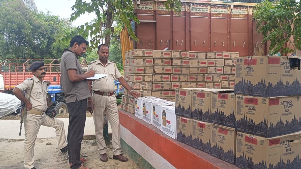 एक ट्रक विदेशी शराब के साथ एक कारोबारी गिरफ्तार ; अन्य अभियुक्तों की गिरफ्तारी के लिए छापेमारी जारी